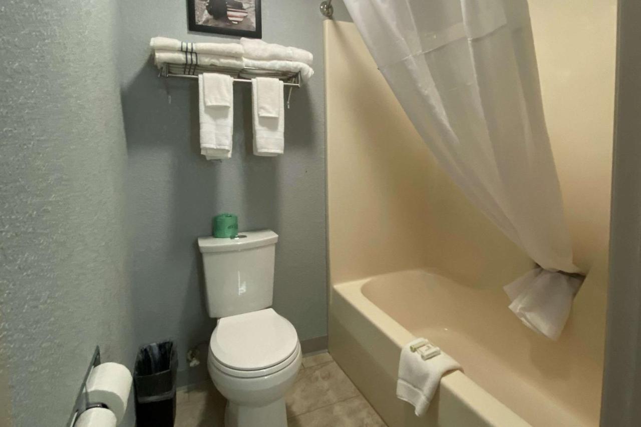 Americinn By Wyndham Williamsburg Ngoại thất bức ảnh