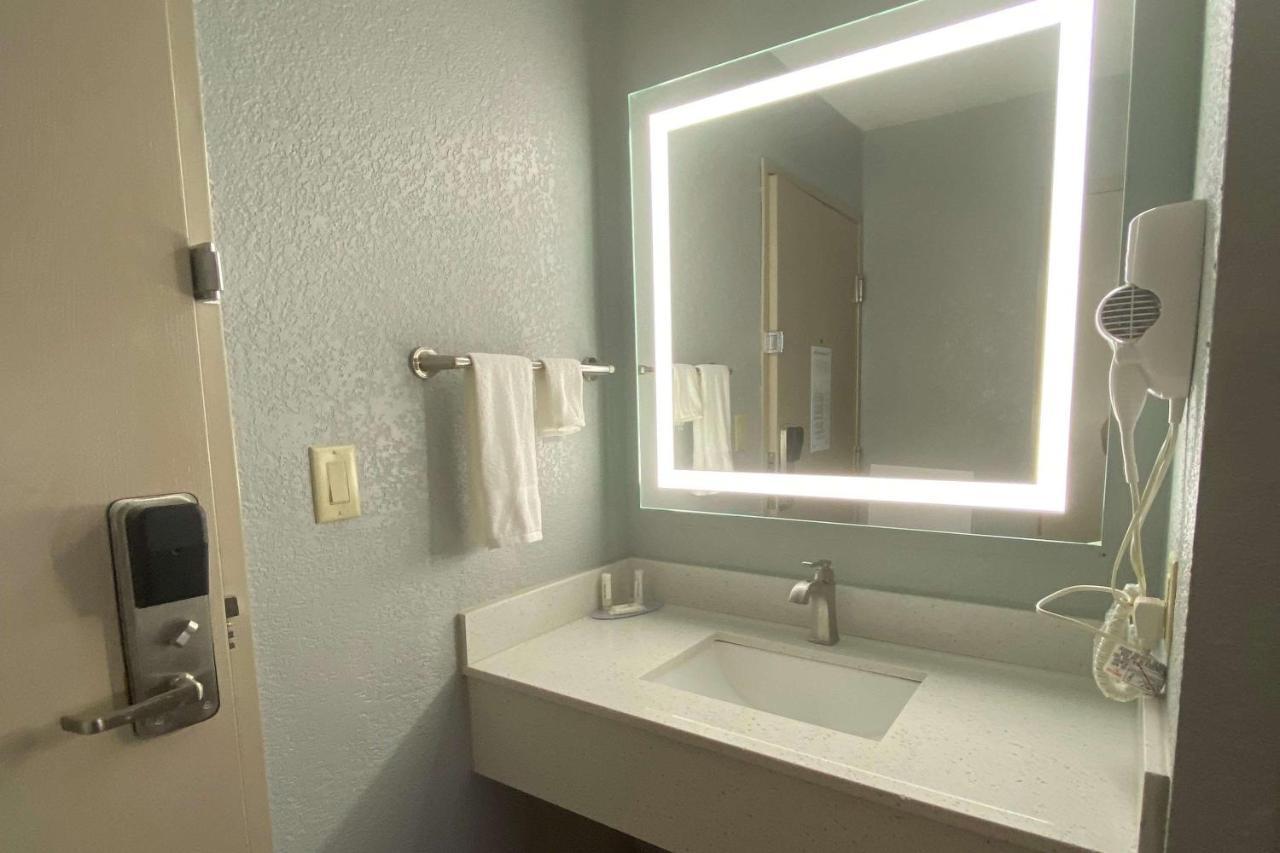 Americinn By Wyndham Williamsburg Ngoại thất bức ảnh