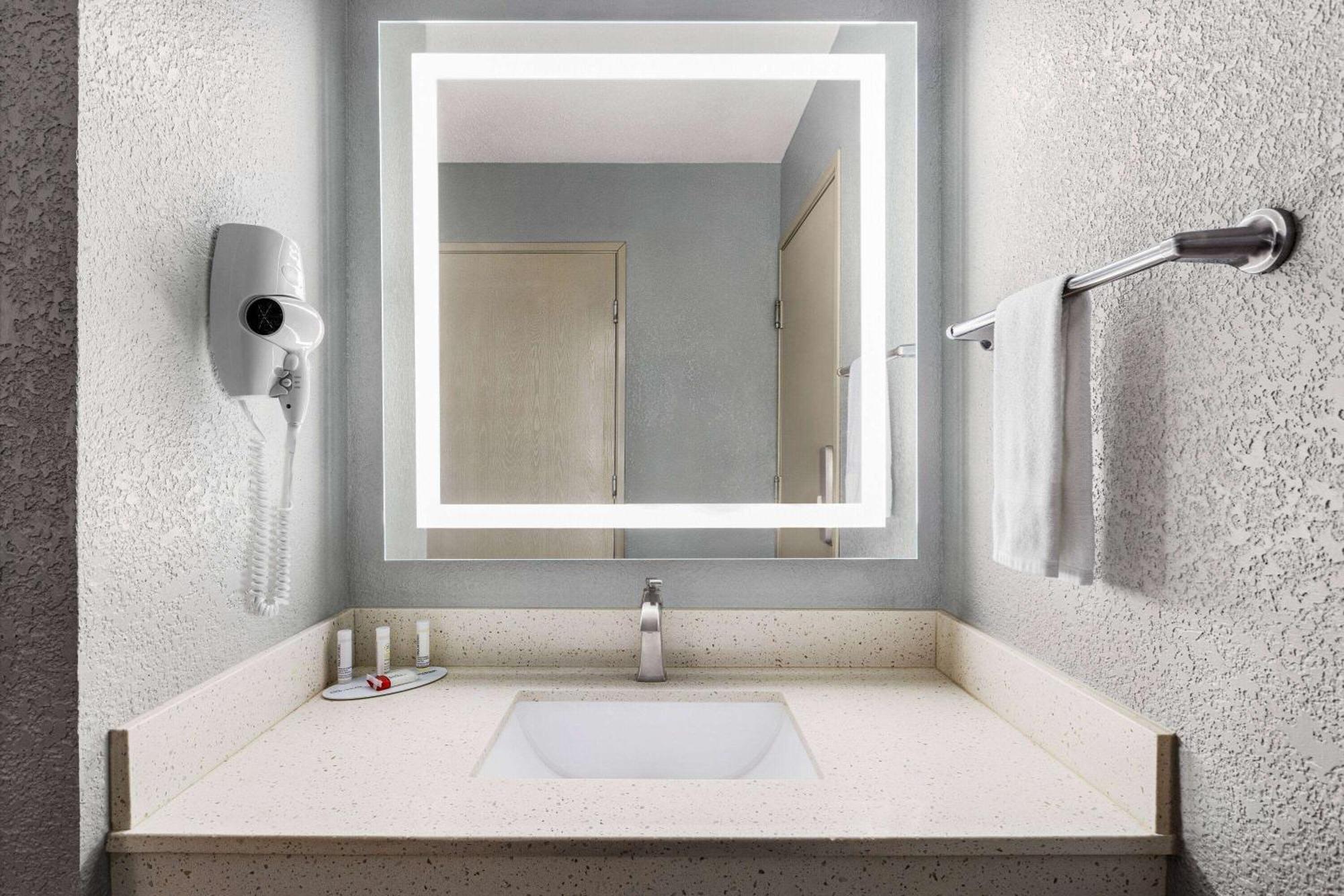 Americinn By Wyndham Williamsburg Ngoại thất bức ảnh