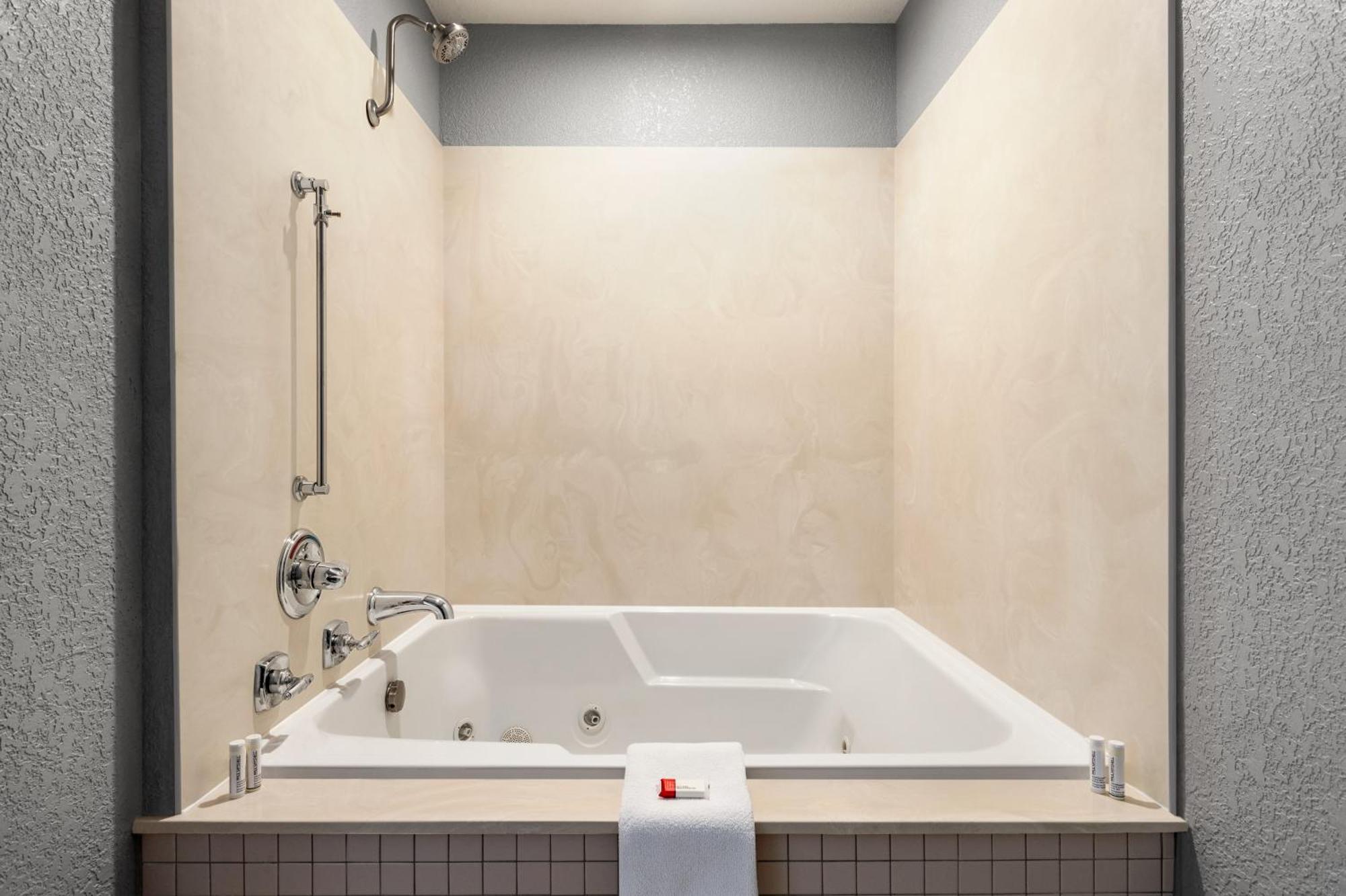 Americinn By Wyndham Williamsburg Ngoại thất bức ảnh